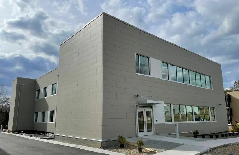 Laboratório Nacional de Oak Ridge: Uma inovação modular sustentável da Satellite Shelters, Inc. e Whitley Manufacturing Co., Inc., apresentando tecnologia de ponta.