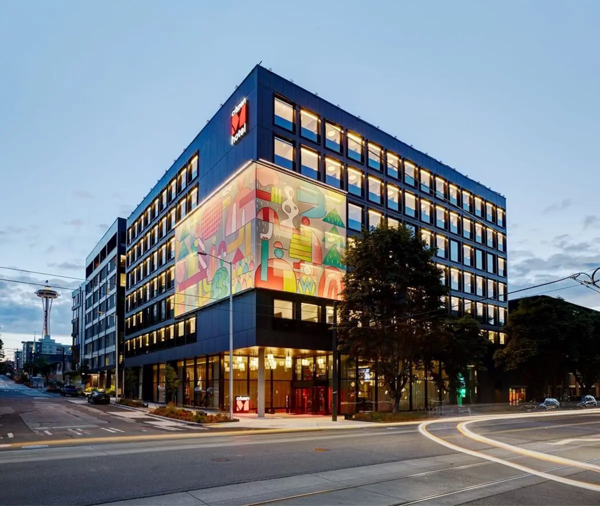 O hotel CitizenM em Rapperswil-Jona, na Suíça, oferece estadias inteligentes e ecológicas para viajantes modernos.