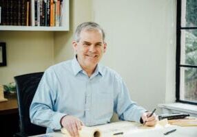 Emmons desenhando a mesa que seu pai lhe deu em seu aniversário de 10 anos / FOTO: KATHRYN ELSESSER