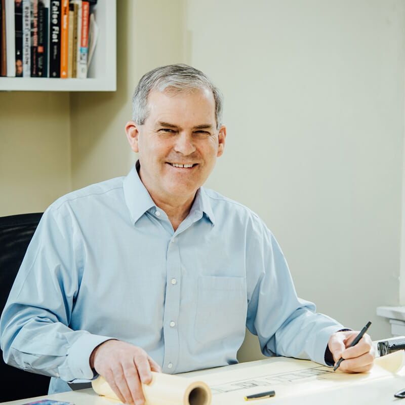 Emmons desenhando a mesa que seu pai lhe deu em seu aniversário de 10 anos / FOTO: KATHRYN ELSESSER
