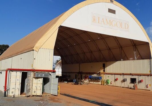 Instalação da I AM GOLD no Suriname, construída com contêineres de transporte