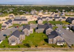 Vista aérea de um alojamento modular na Ilha de Nantucket