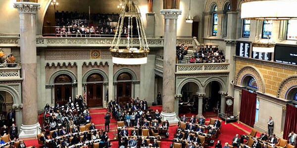 Funcionários do governo se reúnem em uma câmara legislativa para discutir a defesa da construção modular